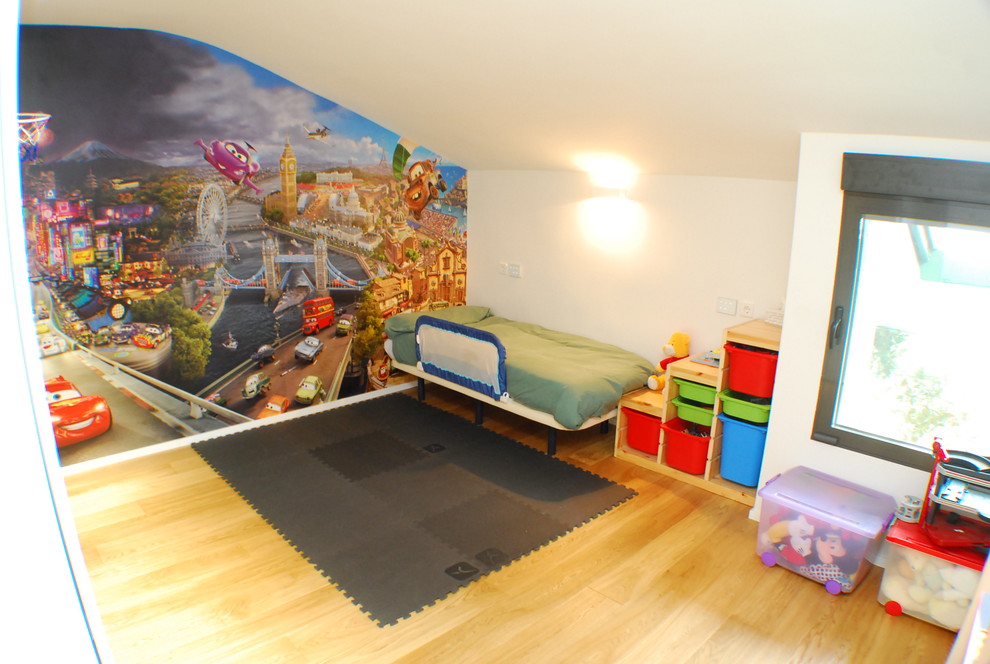 Ejemplo de dormitorio infantil de 4 a 10 años actual con paredes blancas y suelo de madera clara