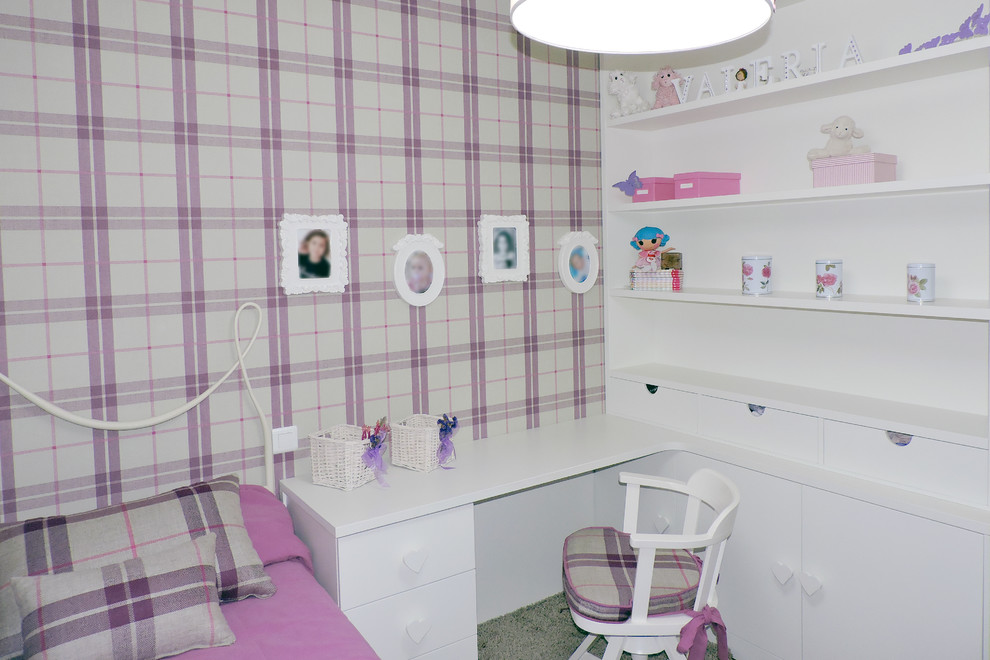 На фото: маленькая детская в скандинавском стиле с спальным местом, фиолетовыми стенами и ковровым покрытием для на участке и в саду, ребенка от 4 до 10 лет, девочки