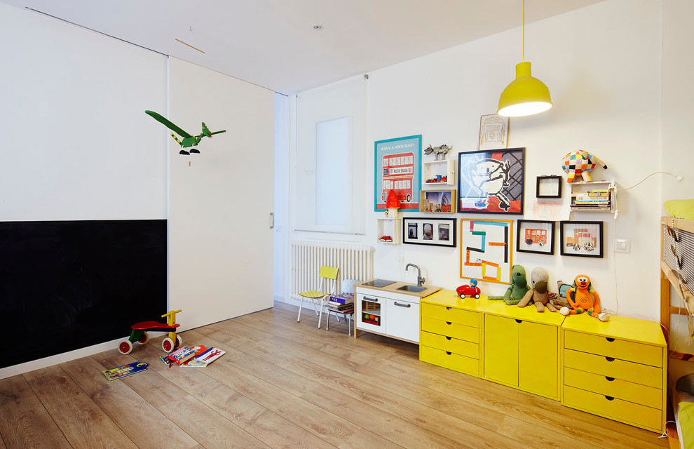 Inspiration pour une chambre d'enfant de 4 à 10 ans design de taille moyenne avec un mur blanc et un sol en bois brun.
