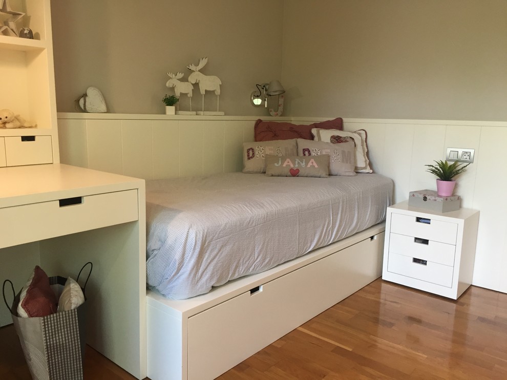 Ejemplo de dormitorio infantil romántico de tamaño medio con paredes beige y suelo de madera en tonos medios