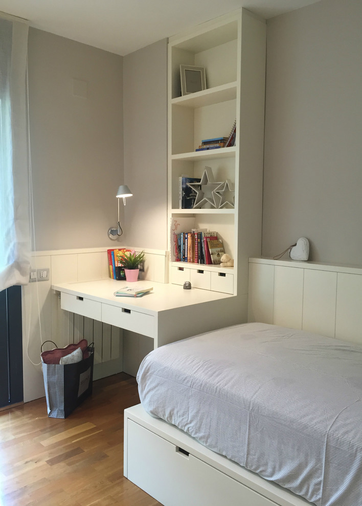 Idée de décoration pour une chambre d'enfant style shabby chic de taille moyenne avec un mur beige et un sol en bois brun.