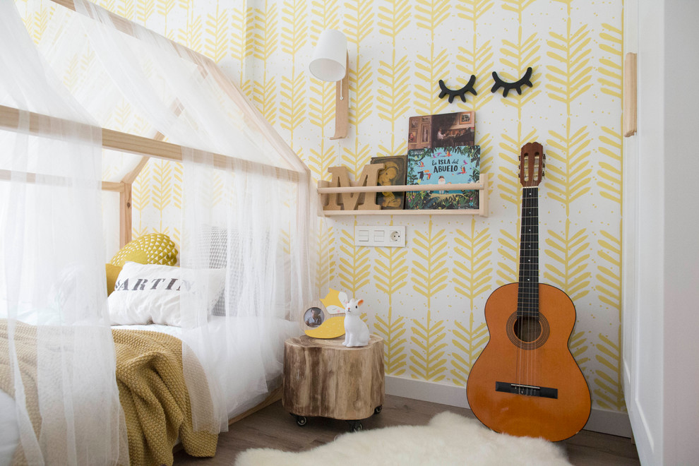 Идея дизайна: маленькая нейтральная детская в скандинавском стиле с спальным местом, желтыми стенами, паркетным полом среднего тона и коричневым полом для на участке и в саду, ребенка от 4 до 10 лет
