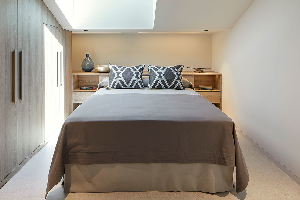 Modelo de dormitorio actual con paredes blancas y suelo beige