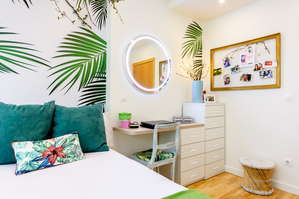 Jugendzimmer mit Schlafplatz, bunten Wänden, braunem Holzboden und beigem Boden in Sonstige