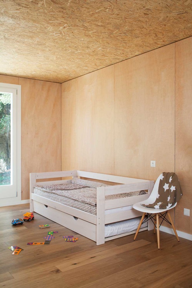 Источник вдохновения для домашнего уюта: нейтральная детская среднего размера в скандинавском стиле с спальным местом, коричневыми стенами и паркетным полом среднего тона для ребенка от 4 до 10 лет