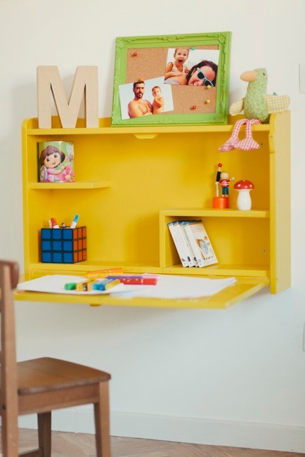 Diseño de habitación de niña de 1 a 3 años nórdica pequeña con escritorio, paredes blancas y suelo de madera en tonos medios