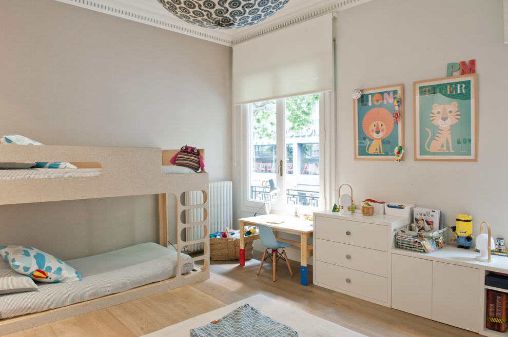 バルセロナにある中くらいなトランジショナルスタイルのおしゃれな子供部屋 (ベージュの壁、児童向け) の写真