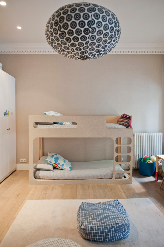 Свежая идея для дизайна: нейтральная детская среднего размера в стиле неоклассика (современная классика) с спальным местом и бежевыми стенами для ребенка от 4 до 10 лет, двоих детей - отличное фото интерьера