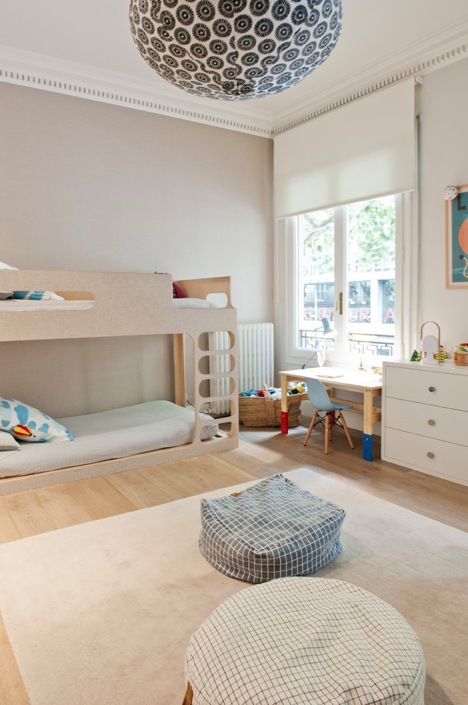 Diseño de dormitorio infantil de 4 a 10 años clásico renovado de tamaño medio con paredes beige