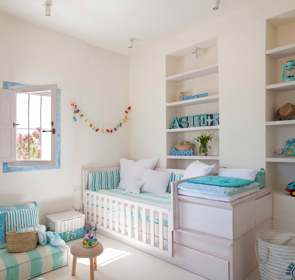 Foto de dormitorio infantil de 1 a 3 años costero de tamaño medio con paredes blancas y suelo blanco