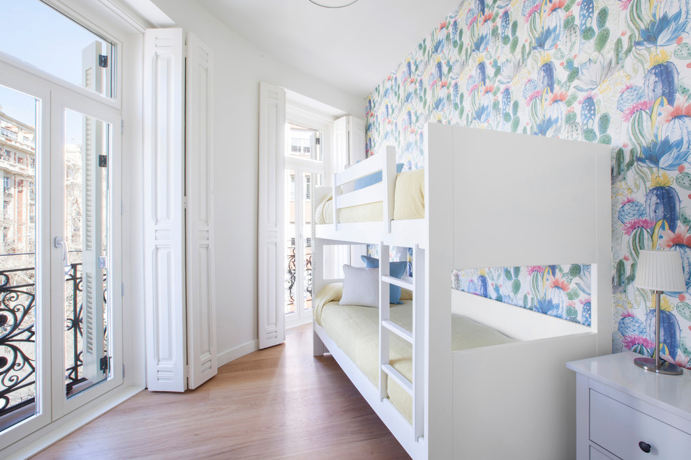 Ejemplo de dormitorio infantil clásico renovado con paredes multicolor, suelo de madera en tonos medios y suelo beige