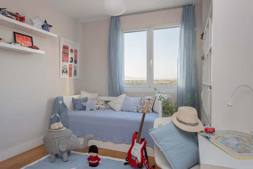 Imagen de dormitorio infantil de 1 a 3 años marinero con paredes grises y suelo de madera en tonos medios