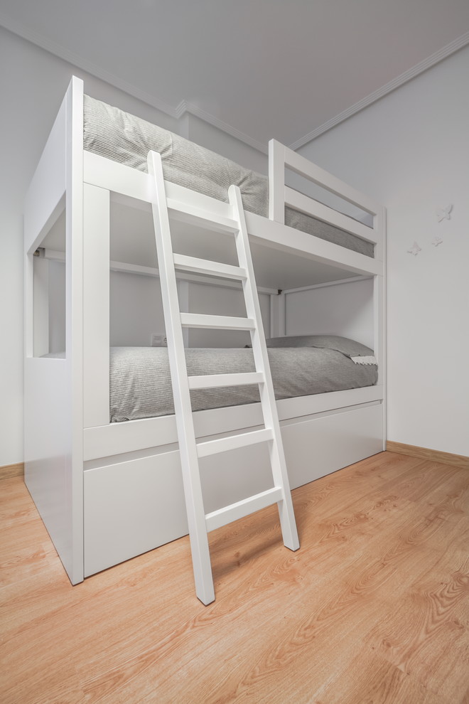 Inredning av ett nordiskt mellanstort könsneutralt barnrum kombinerat med sovrum och för 4-10-åringar, med vita väggar och mellanmörkt trägolv