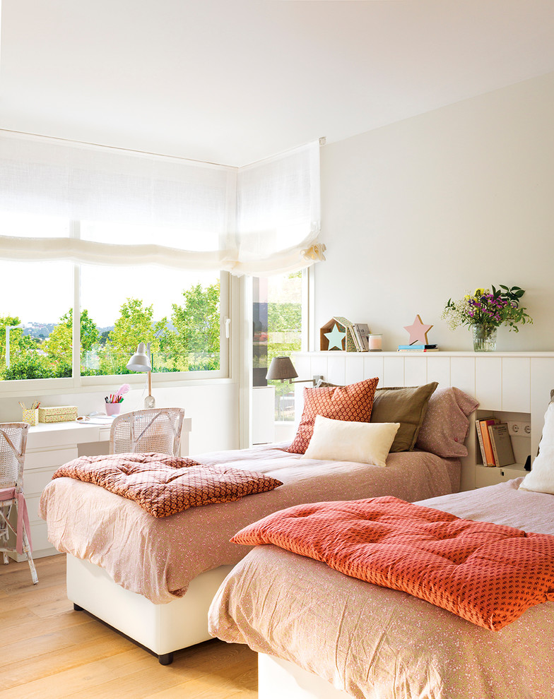 Ejemplo de dormitorio infantil romántico de tamaño medio con paredes blancas, suelo de madera clara y suelo beige