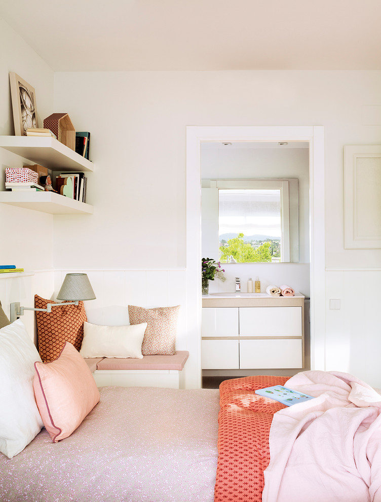 Imagen de dormitorio infantil clásico renovado de tamaño medio con paredes grises, suelo de madera clara y suelo beige