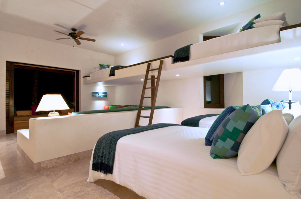 Diseño de dormitorio infantil marinero grande con paredes blancas, suelo de mármol y suelo gris