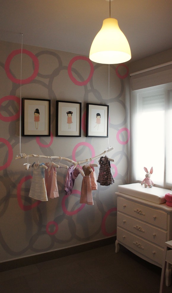 Ejemplo de dormitorio infantil de 1 a 3 años romántico de tamaño medio con paredes multicolor