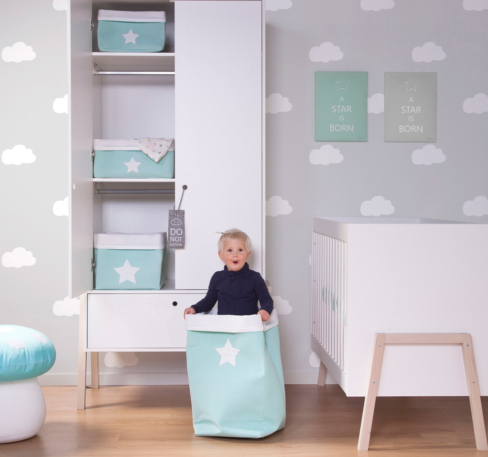 Свежая идея для дизайна: нейтральная детская среднего размера в скандинавском стиле с спальным местом для ребенка от 1 до 3 лет - отличное фото интерьера