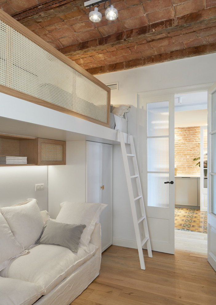 Foto de dormitorio infantil actual de tamaño medio con paredes blancas, suelo de madera en tonos medios, suelo beige y madera