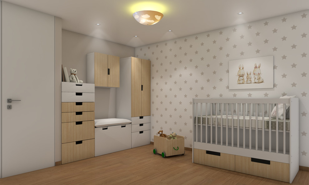 Cette image montre une petite chambre d'enfant de 1 à 3 ans nordique avec un mur blanc, un sol en bois brun et un sol beige.