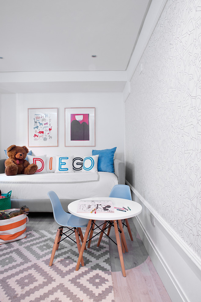 Ejemplo de dormitorio infantil de 4 a 10 años moderno pequeño con paredes blancas, suelo de madera clara y suelo gris