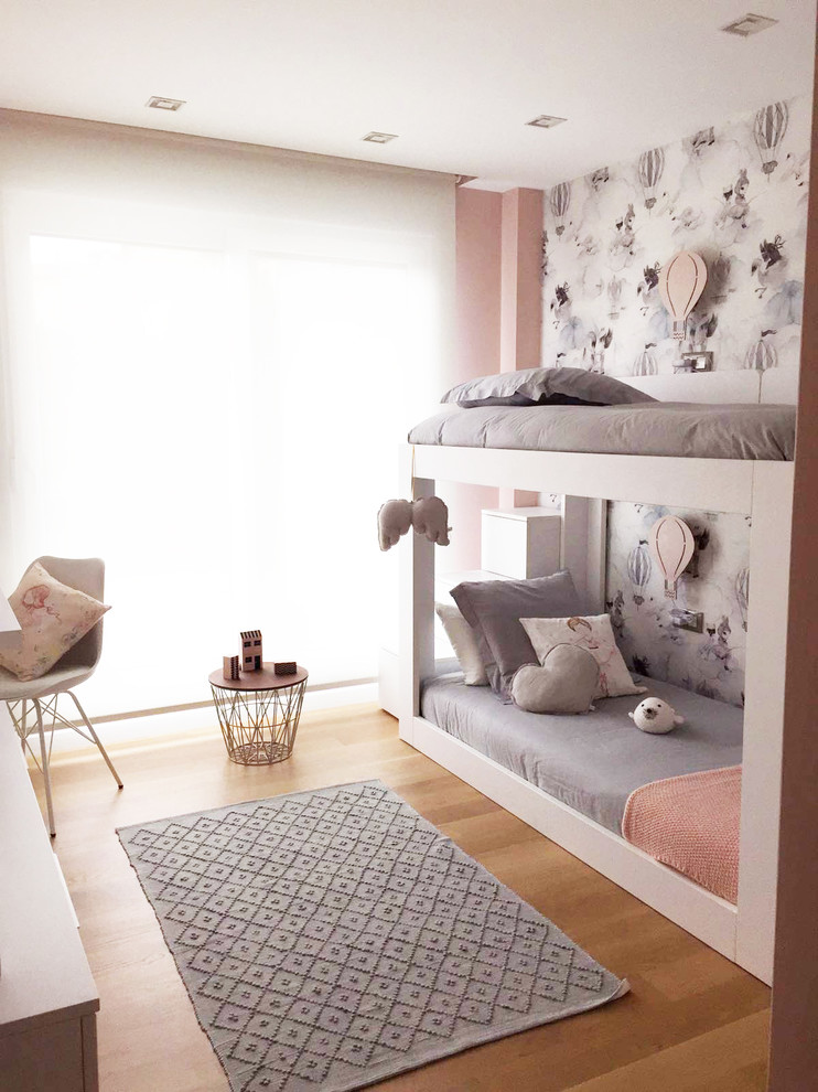 Стильный дизайн: детская в скандинавском стиле с спальным местом, розовыми стенами и паркетным полом среднего тона для ребенка от 4 до 10 лет, девочки, двоих детей - последний тренд