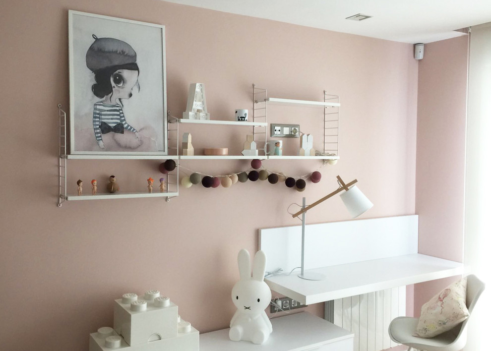ビルバオにある北欧スタイルのおしゃれな子供部屋 (ピンクの壁、無垢フローリング、児童向け) の写真