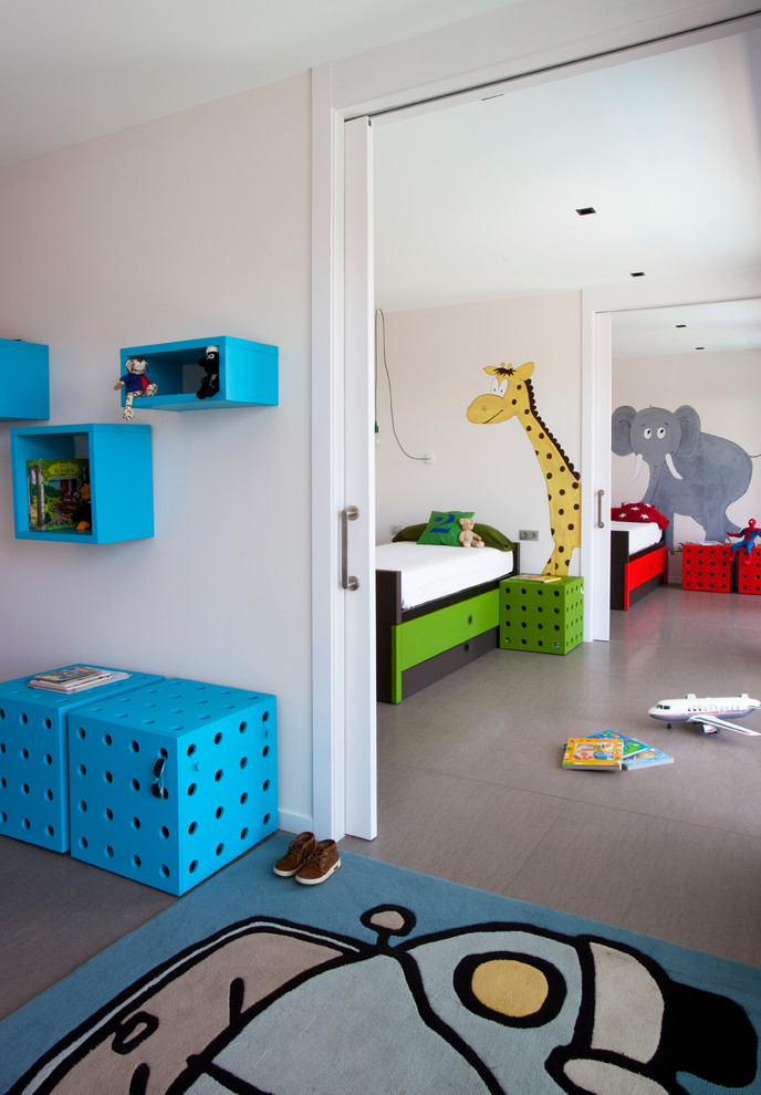 Ispirazione per un'ampia cameretta per bambini da 4 a 10 anni design con pareti beige