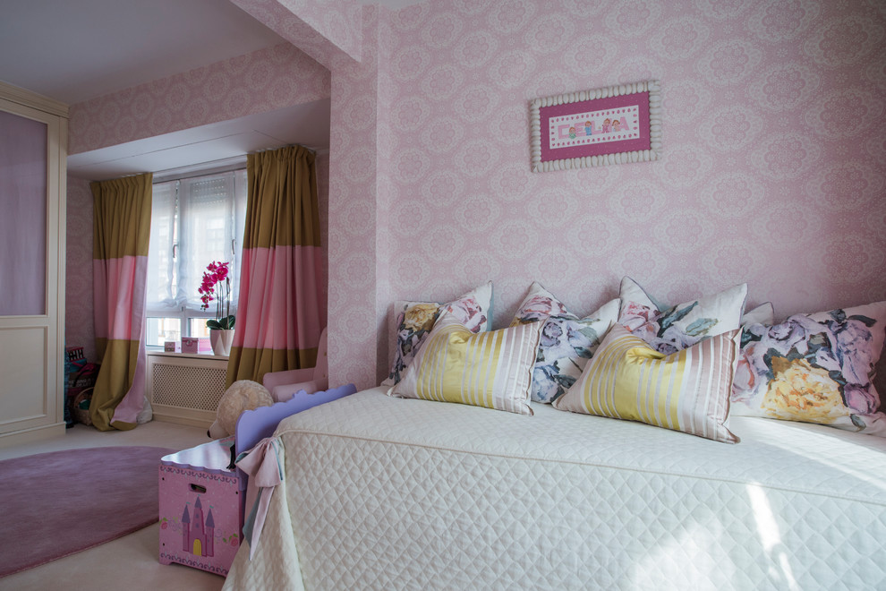 На фото: детская среднего размера в классическом стиле с спальным местом и розовыми стенами для ребенка от 4 до 10 лет, девочки