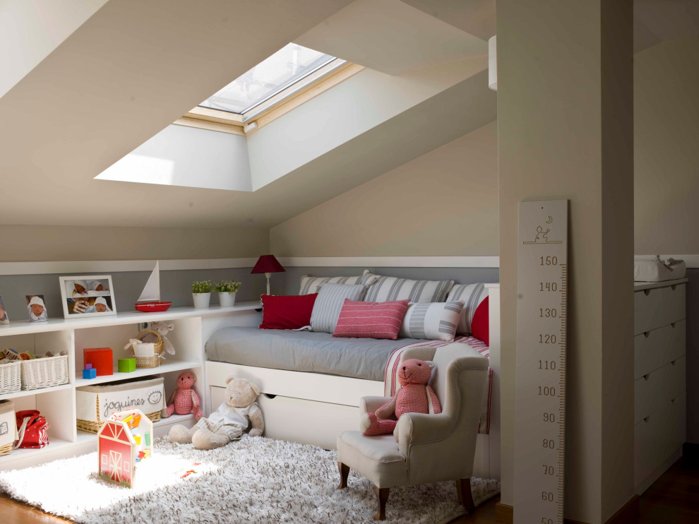 Diseño de dormitorio infantil abovedado tradicional renovado con paredes beige, suelo de madera en tonos medios y suelo marrón