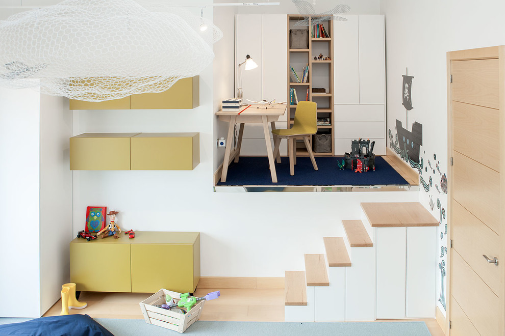 Idéer för att renovera ett mellanstort funkis könsneutralt småbarnsrum kombinerat med lekrum, med vita väggar och ljust trägolv