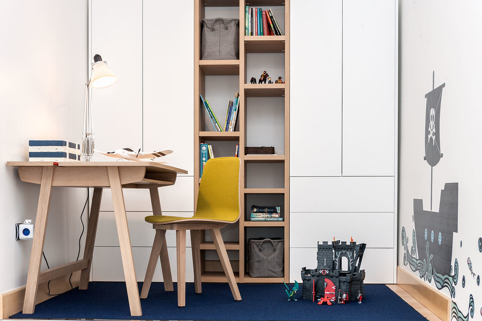 Idées déco pour une chambre neutre de 1 à 3 ans moderne de taille moyenne avec un bureau, un mur blanc et parquet clair.