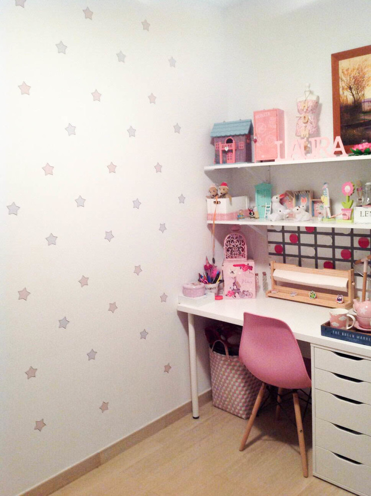 Idéer för små minimalistiska barnrum kombinerat med skrivbord, med vita väggar och ljust trägolv