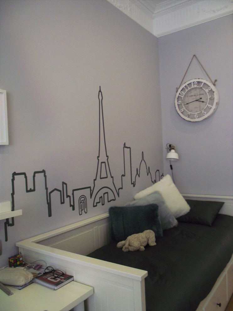 Ispirazione per una grande cameretta per bambini minimalista con pareti grigie e pavimento in legno massello medio