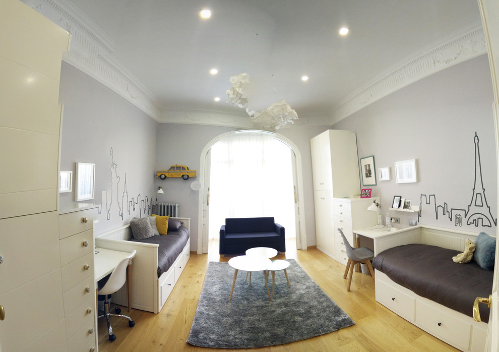 Ejemplo de dormitorio infantil minimalista grande con paredes grises y suelo de madera en tonos medios