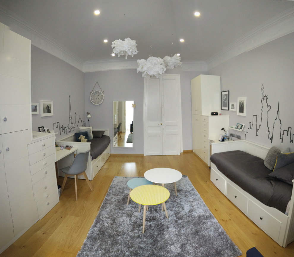 Ejemplo de dormitorio infantil minimalista grande con paredes grises y suelo de madera en tonos medios