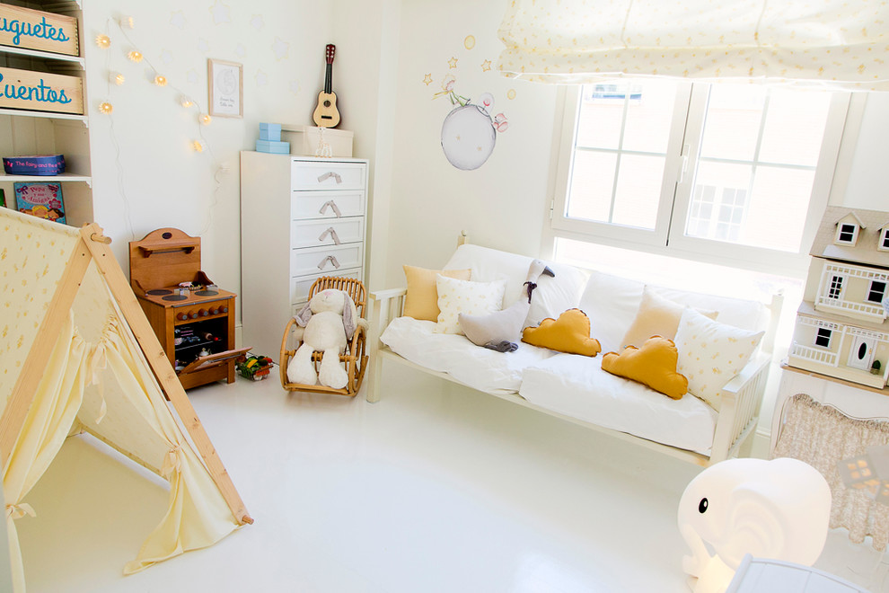 На фото: детская среднего размера в стиле шебби-шик с спальным местом для ребенка от 4 до 10 лет, девочки с