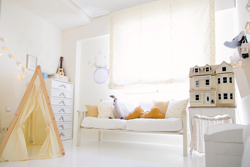 Bild på ett mellanstort shabby chic-inspirerat flickrum kombinerat med sovrum och för 4-10-åringar, med vita väggar