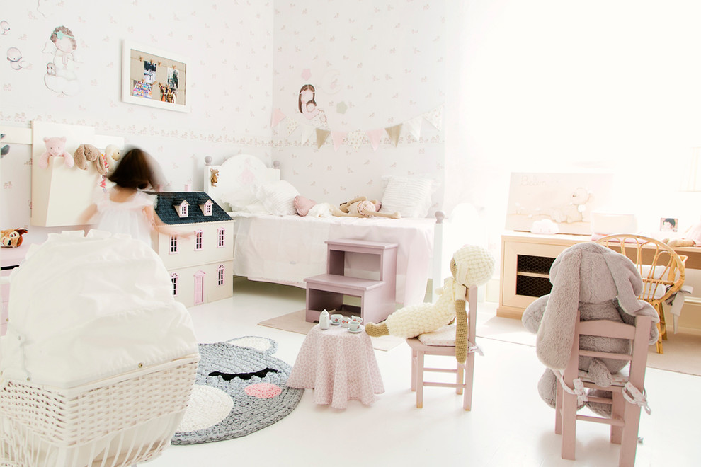 Inredning av ett shabby chic-inspirerat mellanstort flickrum kombinerat med sovrum och för 4-10-åringar