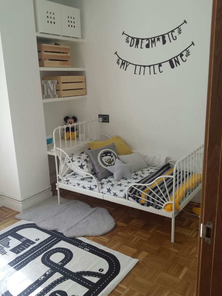 Kleines, Neutrales Skandinavisches Kinderzimmer mit Schlafplatz, weißer Wandfarbe und braunem Holzboden in Sonstige