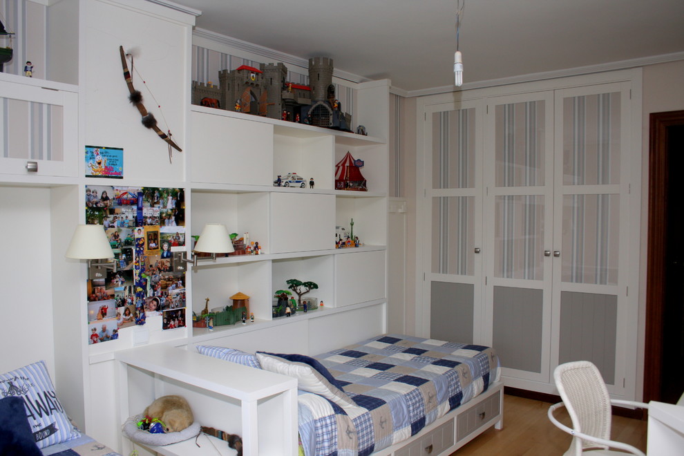 Large traditional gender neutral children’s room in Other with multi-coloured walls and medium hardwood flooring.