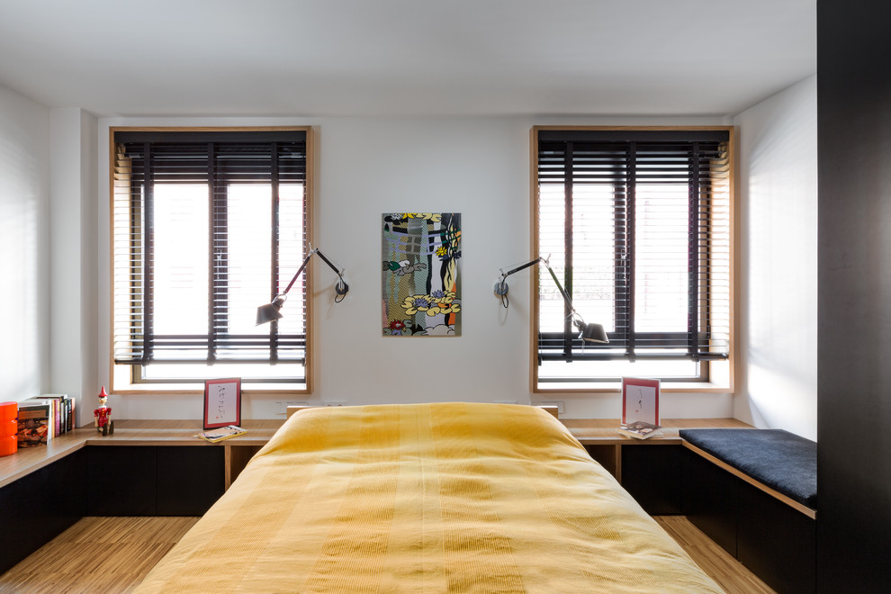Modelo de dormitorio infantil de estilo zen grande con paredes blancas, suelo de madera en tonos medios y suelo marrón