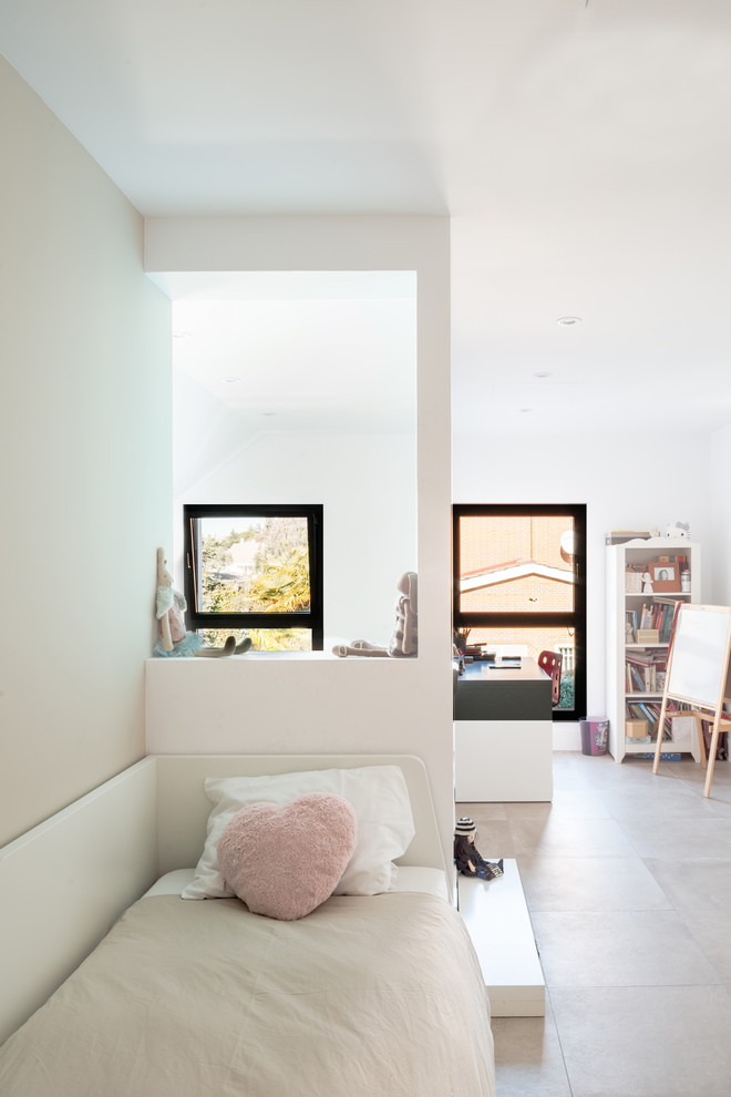 Ejemplo de dormitorio infantil de 4 a 10 años mediterráneo grande con paredes blancas, suelo de baldosas de cerámica y suelo gris