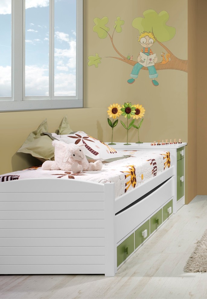 Ejemplo de dormitorio infantil de 4 a 10 años moderno de tamaño medio con paredes grises y suelo de madera en tonos medios