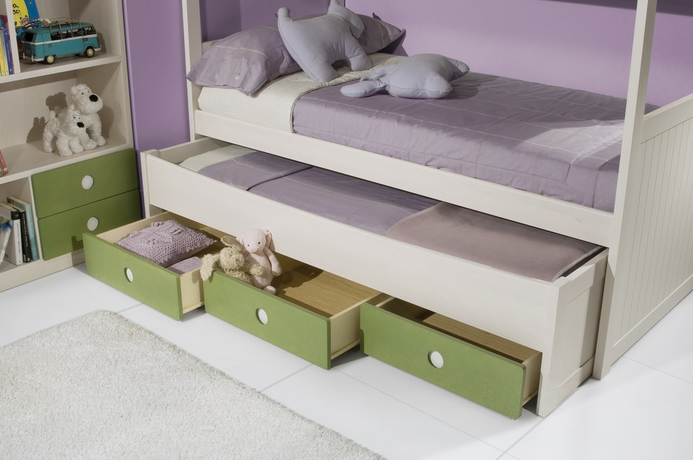Ejemplo de dormitorio infantil de 4 a 10 años minimalista de tamaño medio con paredes grises y suelo de madera en tonos medios