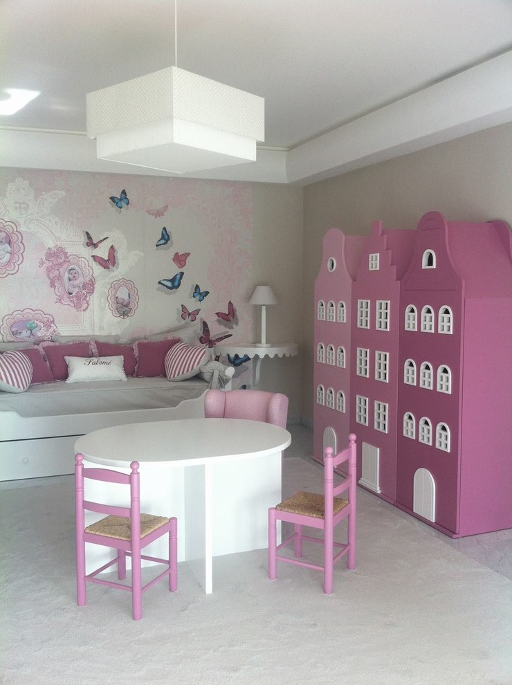 Großes Klassisches Mädchenzimmer mit Spielecke und bunten Wänden in Madrid