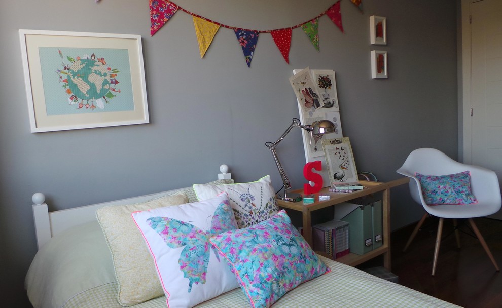 Diseño de dormitorio infantil contemporáneo grande con paredes grises y suelo de madera en tonos medios