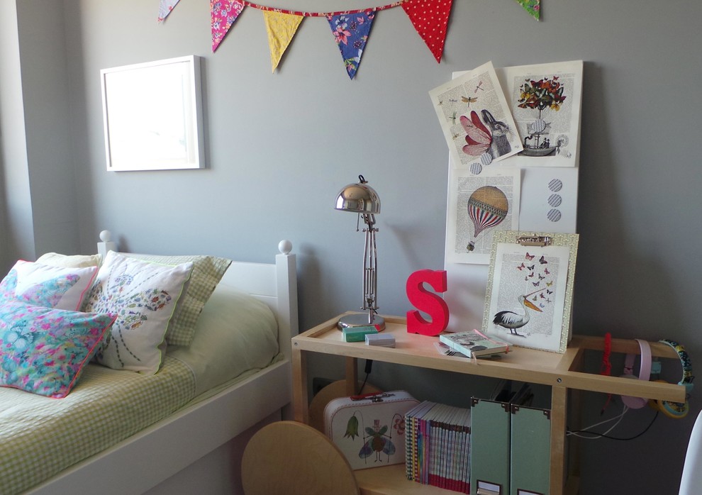 Idéer för mellanstora funkis flickrum kombinerat med sovrum och för 4-10-åringar, med grå väggar