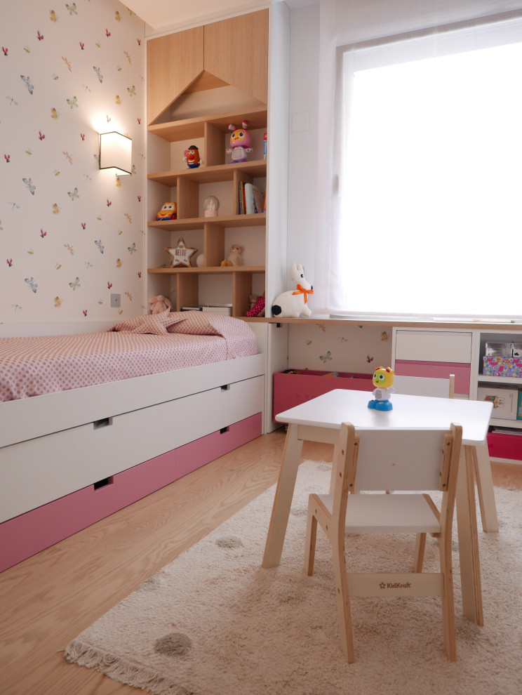 Imagen de dormitorio infantil de 4 a 10 años romántico pequeño con paredes blancas, suelo de madera clara, suelo marrón y papel pintado