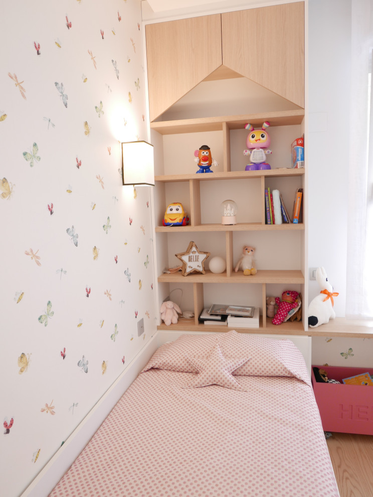 Inspiration pour une petite chambre d'enfant de 4 à 10 ans style shabby chic avec un mur blanc, parquet clair, un sol marron et du papier peint.